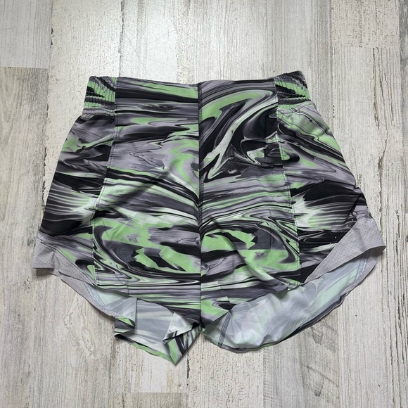 Lululemon Hotty Hot High Rise 4” Shorts Size 6 - Picture 2 of 7